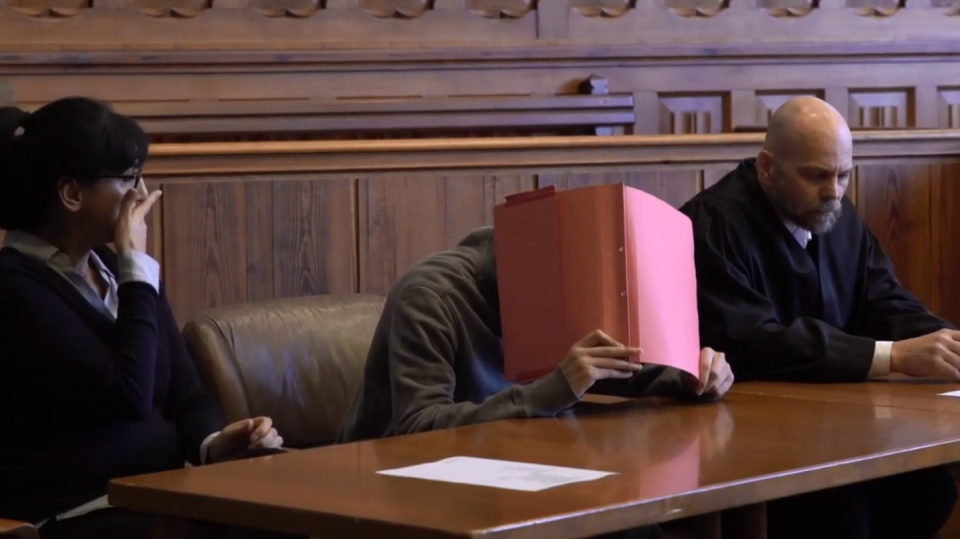 Ahmad S. usvědčený z vraždy si u soudu zakrýval tvář
